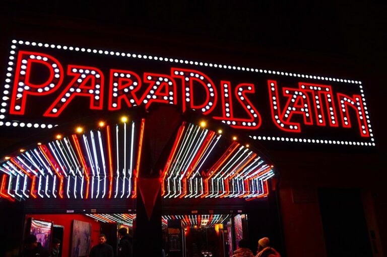 Cabaret „Paradis Latin“.
