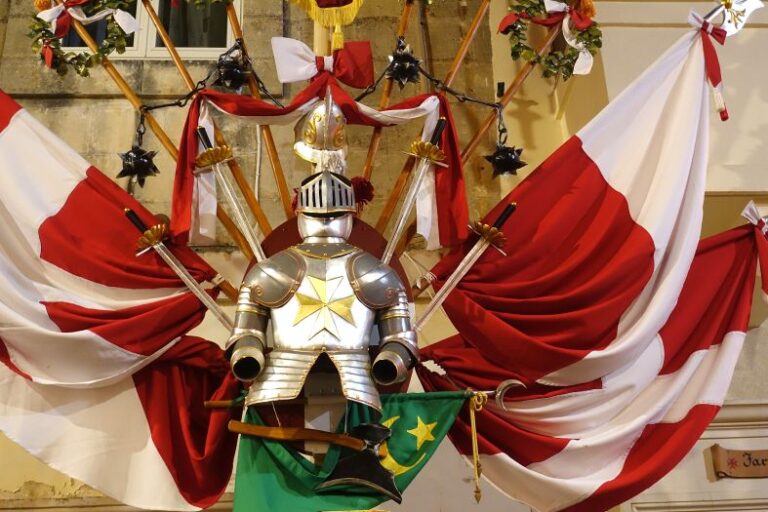 Banderas y armadura de caballero