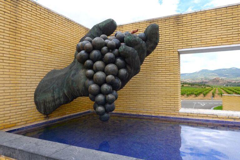 La escultura “Mano de uvas”
