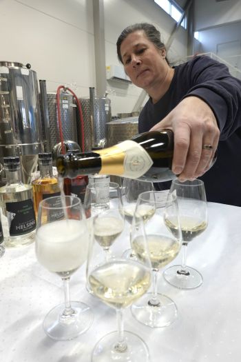 Weinmacherin Tina Berthelsen beginnt das Tasting mit einem Sekt