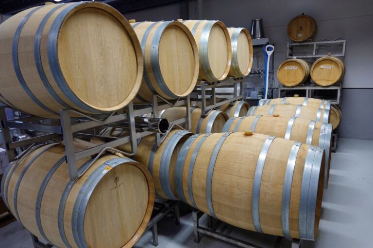 Hier wird der schwedische Wein, wie überall sonst, in Eichenholzfässern ausgebaut