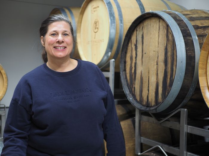 Weinmacherin Tina Berthelsen zwischen ihren Fässern