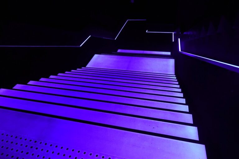 Escalera lila iluminada