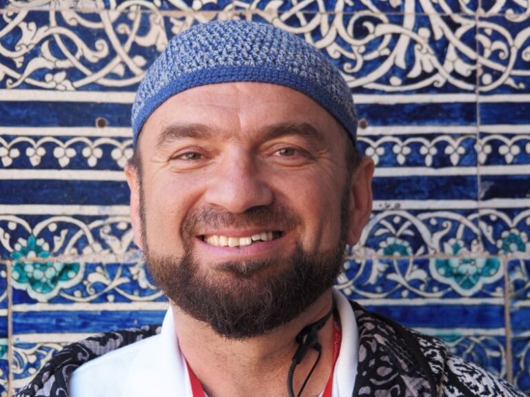 El guía Najafali Burkhanov.