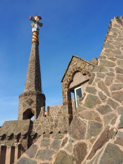 Cruz de cerámica en la torre