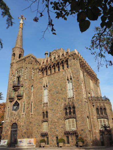 Die Torre Bellesguard in ganzer Pracht vom Park aus betrachtet